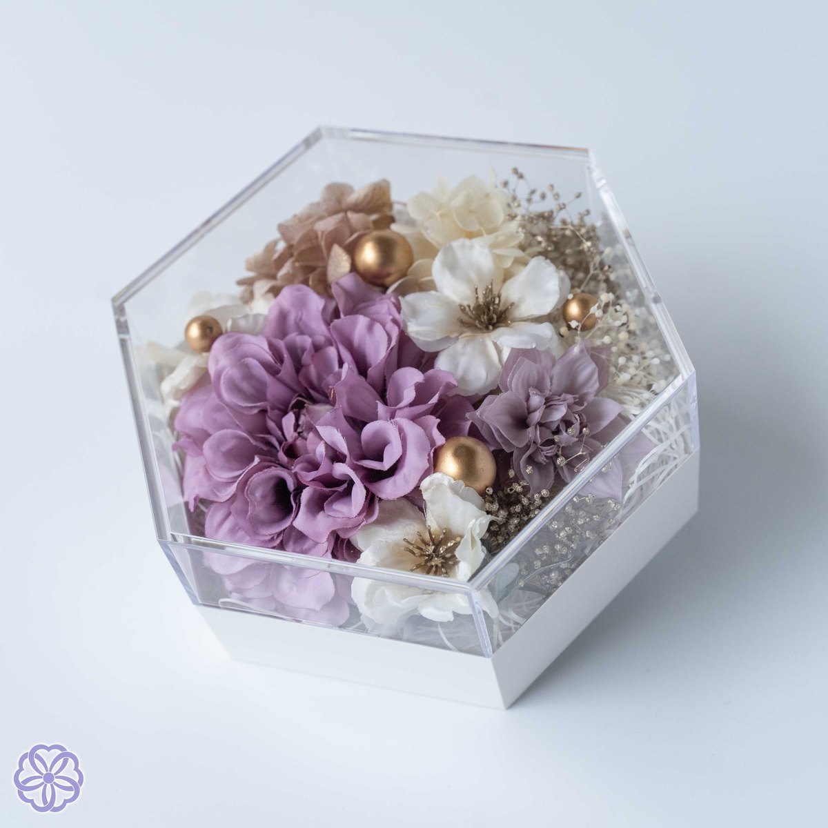 オプションのクリアボックス(六角形)に収めた、紫と白の花